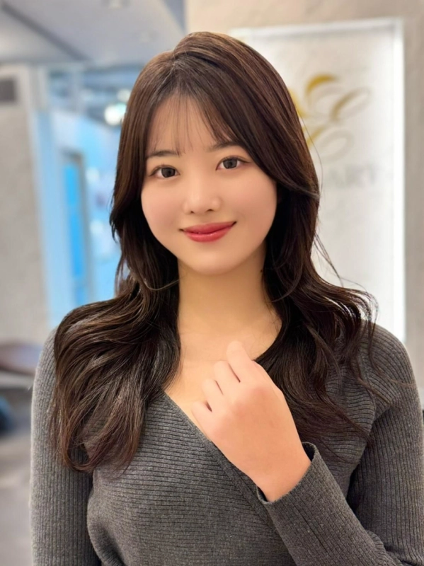 秋のトレンドは「深みカラー×ツヤ」!重く見せない大人の秋ヘアカラー